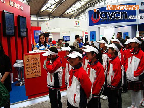 特殊的小觀眾來(lái)到優(yōu)派的展臺(tái)前