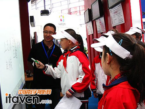 對(duì)于電子白板的體驗(yàn)，小觀眾們表現(xiàn)踴躍