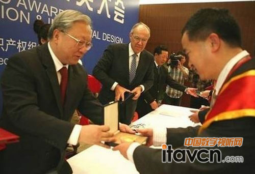 全國人大常委會副委員長路甬祥為獲獎代表TCL工業研究院高級工程師馮萬良頒獎