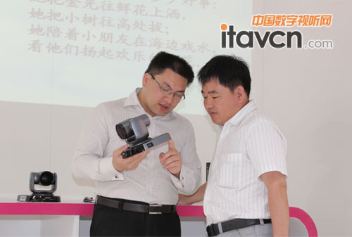 日立工作人員給客戶介紹VZ-HD3500HC高清攝像機(jī)