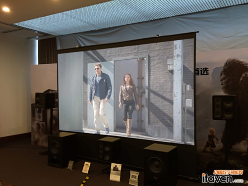 現場展示的135寸劇院地拉幕F135H
