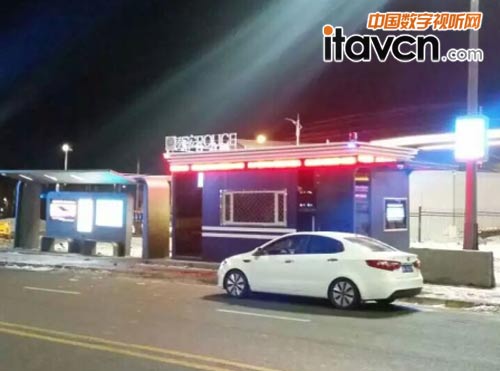圖為在新疆冰上運動中心前，一座智慧車站已經投入使用