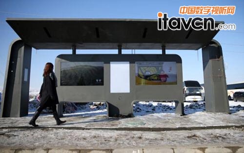 圖為在新疆冰上運動中心前，一座智慧車站已經投入使用