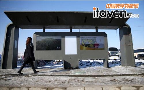 圖為在新疆冰上運動中心前，一座智慧車站已經投入使用