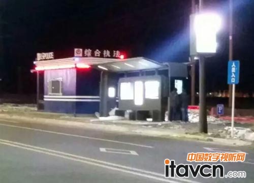 圖為在新疆冰上運動中心前，一座智慧車站已經投入使用
