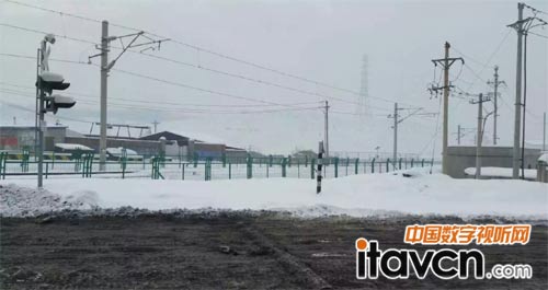 圖為在新疆冰上運動中心前，一座智慧車站已經投入使用