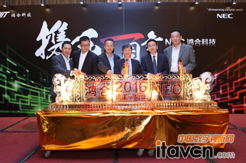 圖：鴻合科技與NEC多位高層共同為冰雕注酒，預(yù)示未來合作鴻運當(dāng)頭
