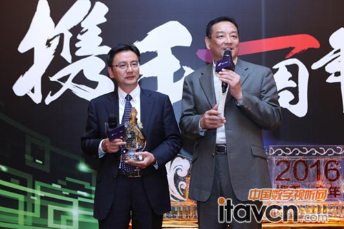 圖：NEC為鴻合頒發(fā)“NEC•鴻合科技攜手一周年紀(jì)念”獎杯