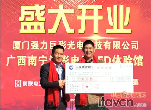 走進浩彩旗艦店，迎面就是一面柱形屏繽紛閃耀，讓整間展廳都熠熠生輝。
