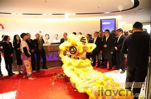 舞獅拋“平安果“，看看都有誰接到這份祝福啦