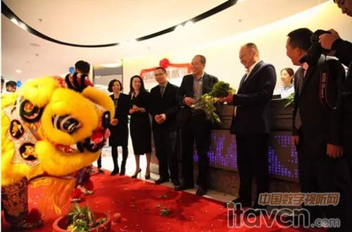 舞獅歡快地翻騰、跳躍,為奧威亞科技帶來喜氣
