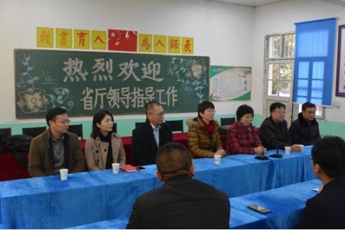 紫旭科技代表陳鋒（左一）和江蘇省教育廳領導共同出席捐贈儀式