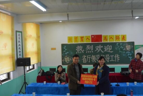 捐贈現場華東大區總經理陳鋒與睢寧縣教育局長合影