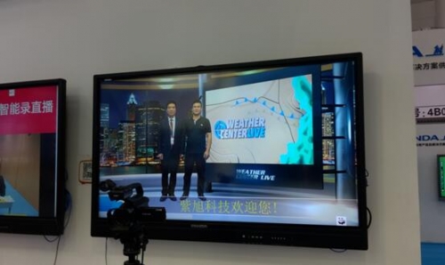 王富會(huì)長體驗(yàn)紫旭校園電視臺(tái)